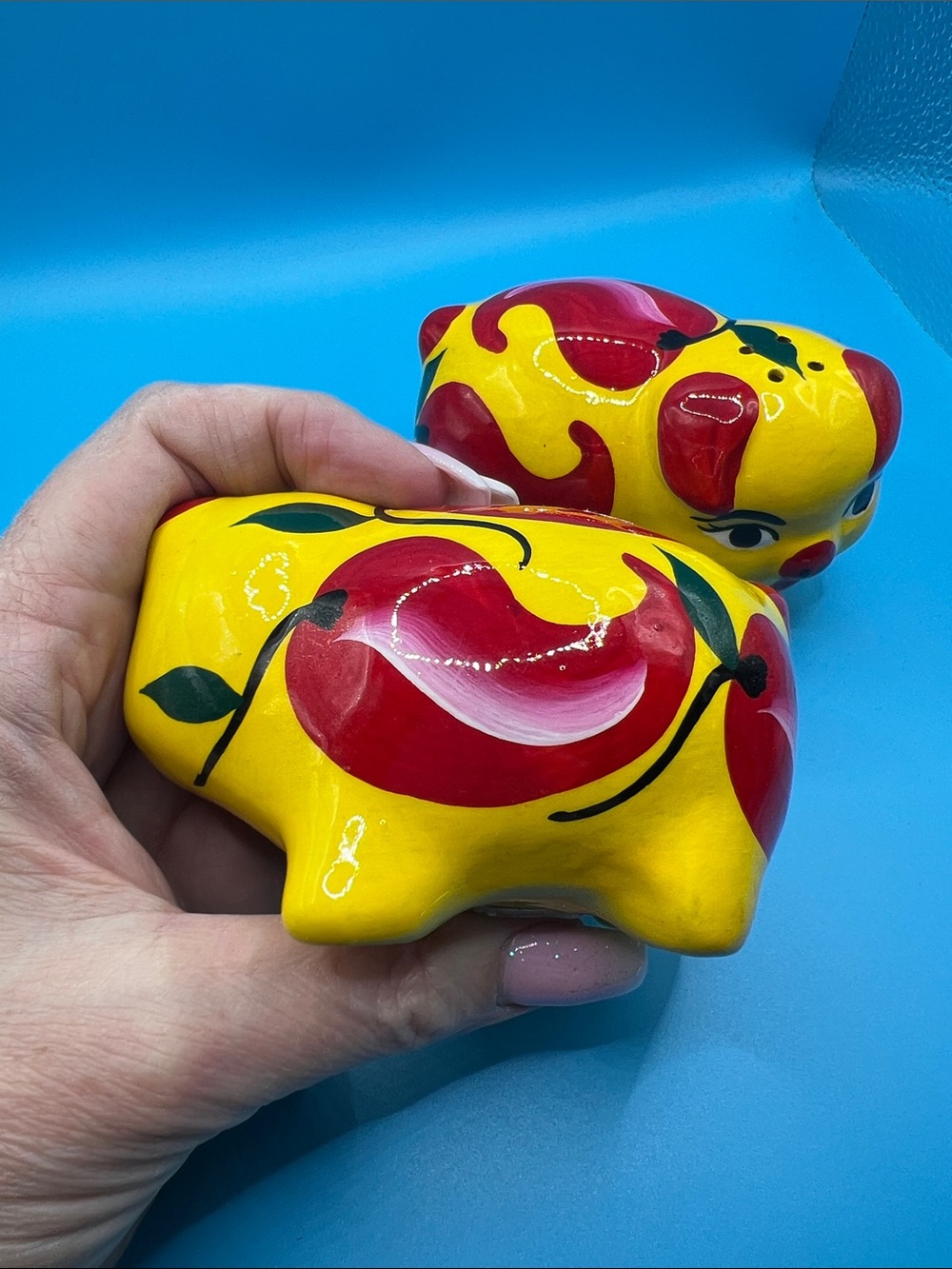 Red and yellow hot pepper piggie salt and pepper shakers set - Picture 4 of 11